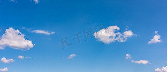 蔚蓝的天空中，一大片云像一条鱼在小卷云后面游来游去。