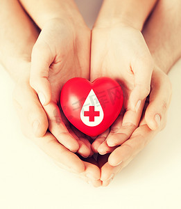 手拿着红心与捐赠者标志