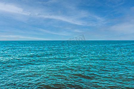 海洋模糊摄影照片_美丽的绿松石海水映衬着蓝天。