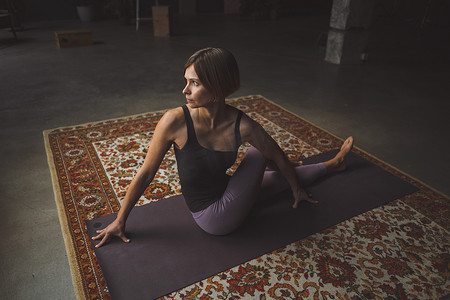 瑜伽女性在老式客厅的垫子上练习瑜伽姿势，Paripurna Navasana 练习，运动锻炼风格，在家健身，健康的生活方式。