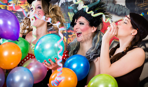 玫瑰气球摄影照片_年轻女性在“玫瑰星期一”庆祝德国狂欢节