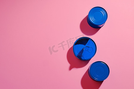粉红色背景上蓝色彩绘锡罐的美学概念