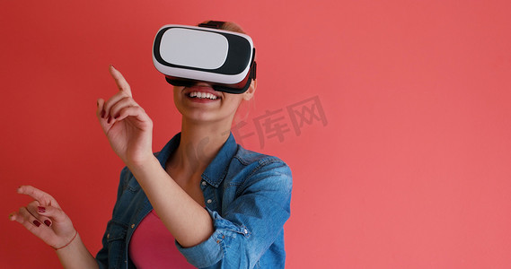 使用虚拟现实 VR 耳机眼镜的年轻女孩