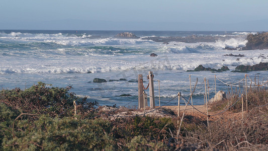巨大的暴风雨海浪撞击在岩石崎岖的海滩上，加利福尼亚州海岸