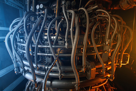 原料气压缩机燃气轮机位于加压外壳内，用于海上石油和天然气中央处理平台的燃气轮机。
