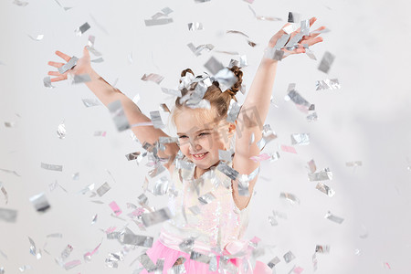 派对、假期、生日、新年和庆祝概念-可爱的孩子扔五彩纸屑。
