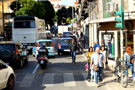 2018年10月8日，意大利西西里岛巴勒莫历史中心一条狭窄的街道上有许多行人、游客、汽车