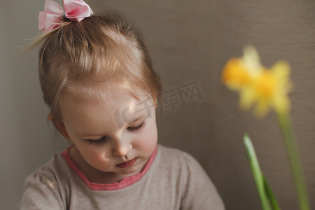 家里有黄春水仙花的小女孩的肖像