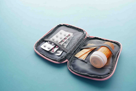 小袋中的药丸容器、泡罩包装和温度计