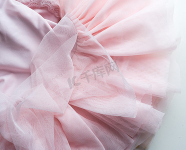 白桌上小女孩粉色芭蕾舞短裙的高角度特写视图