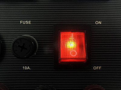 按钮开关设计摄影照片_红灯开关为电源。