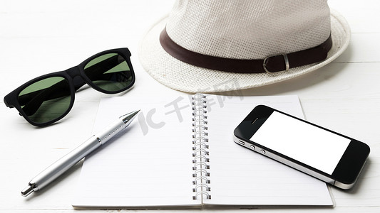 手机夏季夏季摄影照片_带夏季工具的帽子