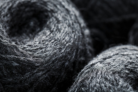 由天然羊毛制成的灰色纱线，制成线团。