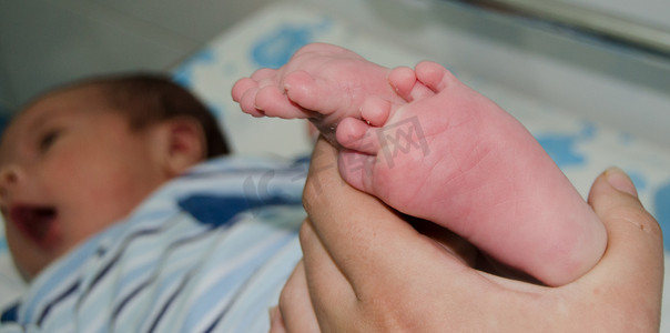 母亲按摩小新生婴儿脚部放松