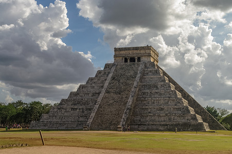 库库尔坎“埃尔卡斯蒂略”玛雅金字塔，奇琴伊察，墨西哥。