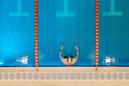 游泳知识摄影照片_专业游泳运动员在游泳池里游泳的空中、无人机自上而下的视图。