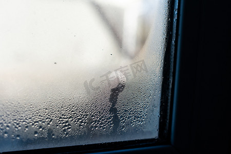 冬季窗户摄影照片_秋季或冬季雨后窗户湿漉漉的
