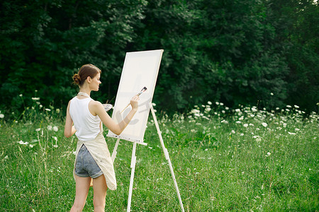 女艺术家画风景自然画创意