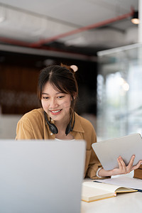 亚洲年轻女性在室内使用笔记本电脑工作或学习的肖像 — 教育课程或培训、研讨会、在线教育概念。