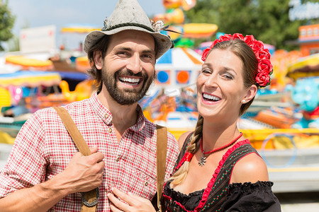 夫妇在巴伐利亚博览会或慕尼黑啤酒节上玩得开心