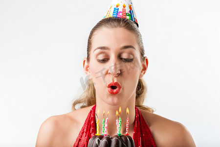 用蛋糕和蜡烛庆祝生日的女人