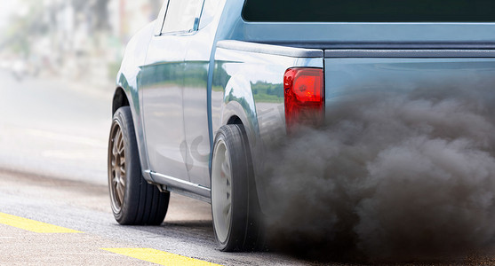 道路柴油车排气管造成城市空气污染危机