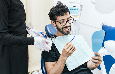 正畸病例摄影照片_牙医患者选择牙套，牙医患者选择金属牙套，牙医患者选择橡皮筋