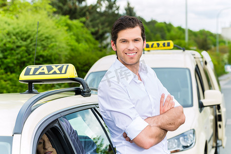 出租车司机摄影照片_出租车司机在等候顾客