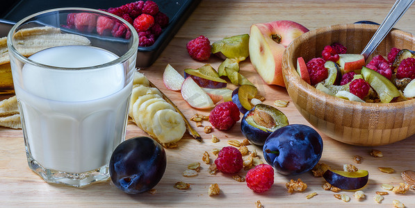 一碗麦片，配浆果、水果和牛奶