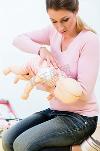 参加急救课程的妇女在婴儿 d 上练习婴儿的复苏