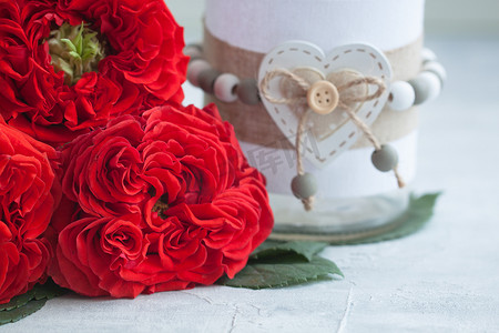 复古新鲜红色花园玫瑰与花瓶。