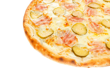美味经典意大利披萨的一部分，配有火腿、香肠、玉米、黄瓜和奶酪