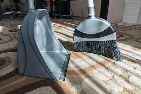 清洁。用扫帚清理地板上的垃圾，保持清洁。用刷子将灰尘和污垢扫入簸箕。用扫帚扫家里的地毯。室内清洁工具。