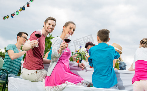 情侣在花园聚会上举杯喝酒