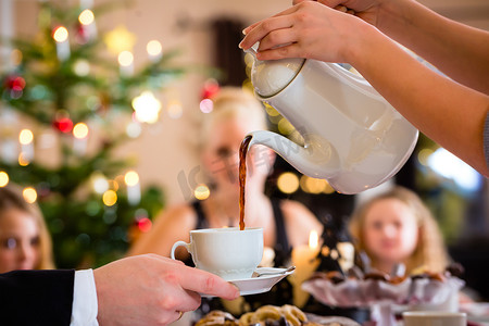 圣诞咖啡桌上的咖啡壶和饼干