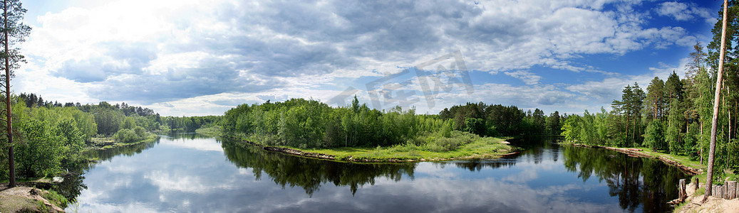 天气了摄影照片_流经森林的河流的全景。