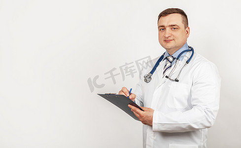 男医生用笔在平板电脑上写下文件，写下病史。