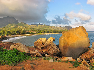 从普纳霍亚角 (Punahoa Point) 附近的 Mahaulepu 遗产步道尽头欣赏吉林海滩 (Gillins Beach) 和以斯拉海滩 (Ezras Beach) 的景色