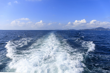 摩托艇摄影照片_蓝色海洋淡水背景上的船波海洋痕迹。