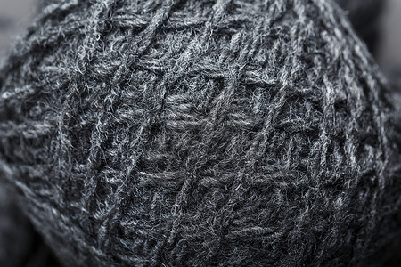 线团png摄影照片_由天然羊毛制成的灰色纱线，制成线团。