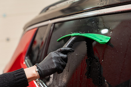 洗车后用橡皮刮刀清除玻璃上的残留水。