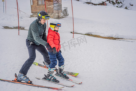 冬天，男孩在斜坡上学习滑雪、训练和听滑雪教练的指导