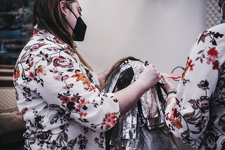 女人在理发店染发，用箔纸染发的过程。