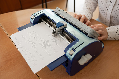 使用盲文打字机的盲人妇女。
