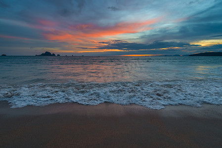 海面上的日落，一张深蓝色和橙色的照片