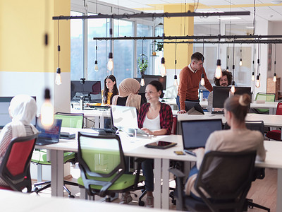 创意商务人士群体作为现代联合办公开放空间办公室的自由职业者