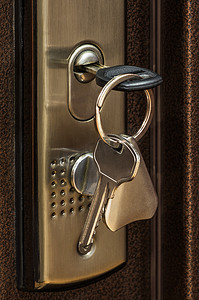 锁的钥匙在钥匙孔里