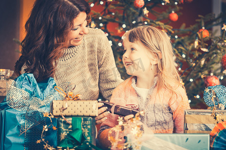 圣诞节那天，一家人在树下打开礼物