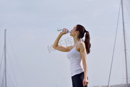 年轻美女健身运动后喝水