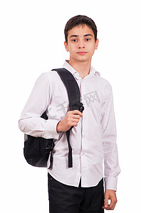 身穿白衬衫、背着背包的男学生，背景为白色